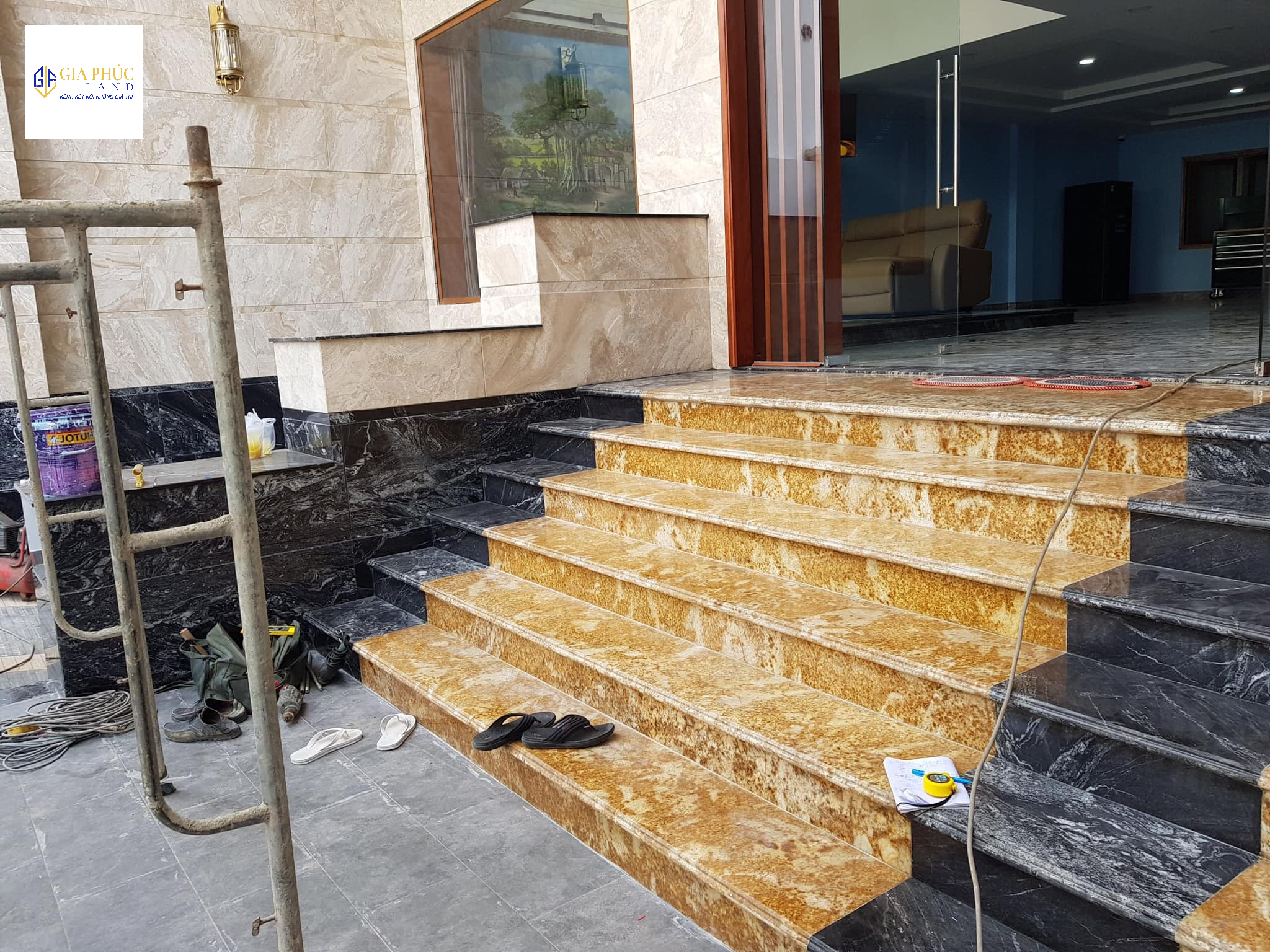 Bậc tam cấp ốp đá granite sang trọng